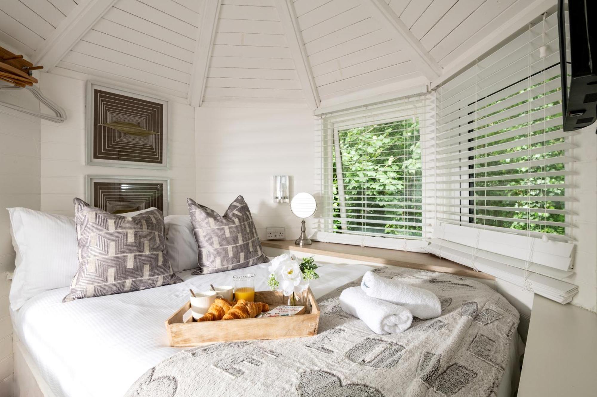 Honeycombe - Treehouse In The Heart Of Dorset Villa แบลนด์ฟอร์ดฟอรัม ภายนอก รูปภาพ